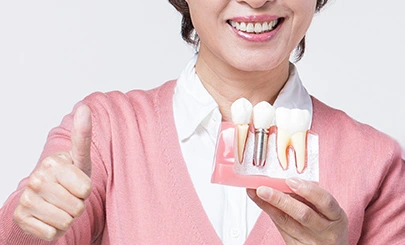임플란트를 지지할 뼈를 보완합니다 — 설명용 이미지